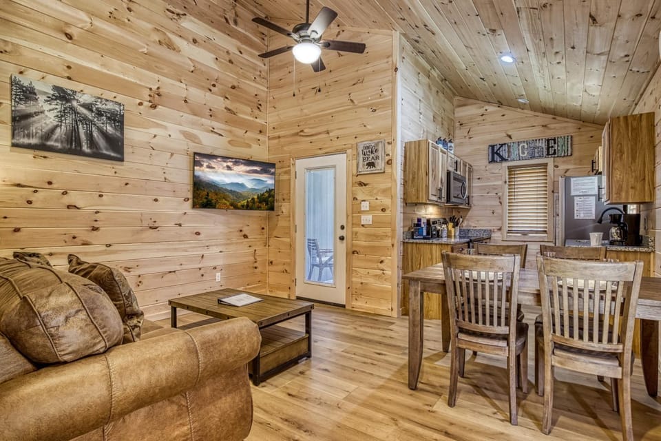 Misty Cove Cabin, Pickleball Court, Creek, WIFI, Mountain Views, No Cleaning Fee Cabin in Jenkins Mill