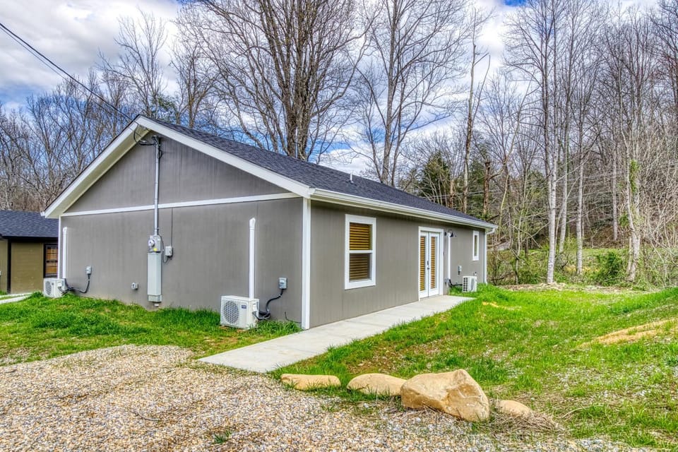 Misty Cove Cabin, Pickleball Court, Creek, WIFI, Mountain Views, No Cleaning Fee Cabin in Jenkins Mill