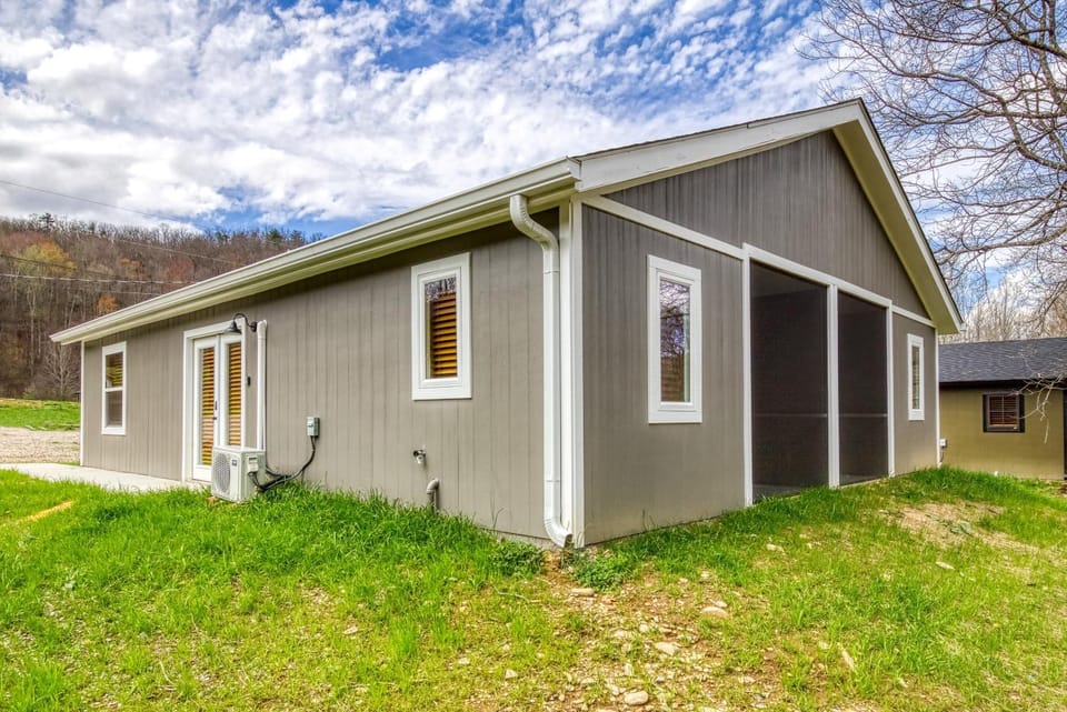 Misty Cove Cabin, Pickleball Court, Creek, WIFI, Mountain Views, No Cleaning Fee Cabin in Jenkins Mill