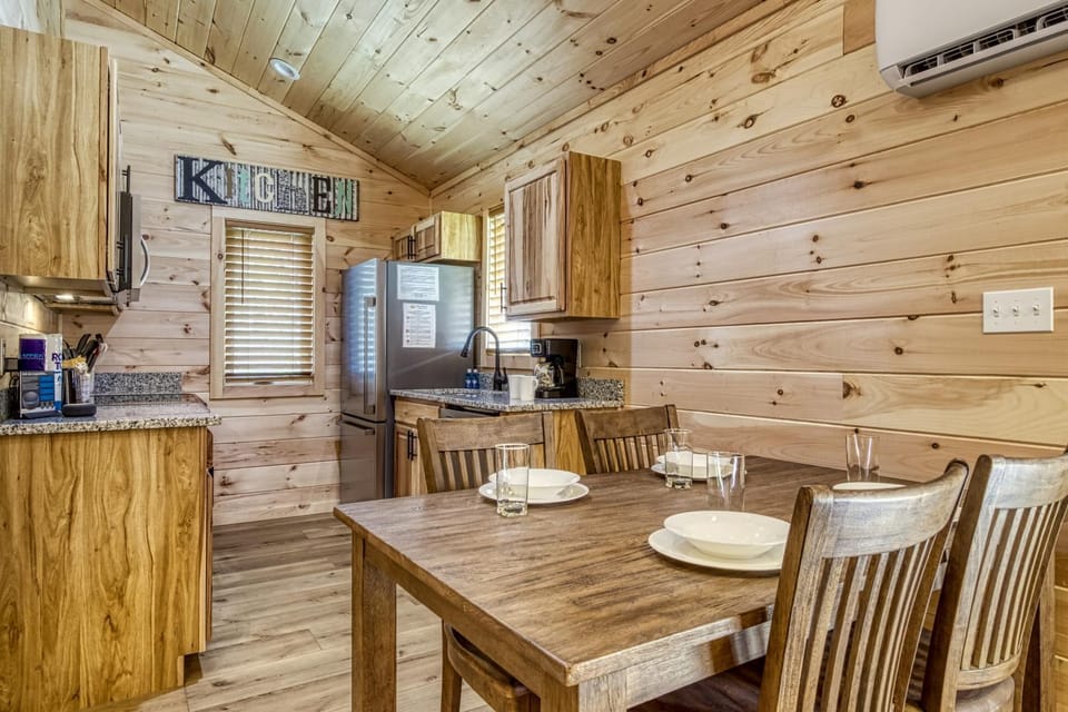 Mountain Majesty-Pickleball Court, Creek, WIFI, Mountain Views, Starting at 69 House in Jenkins Mill