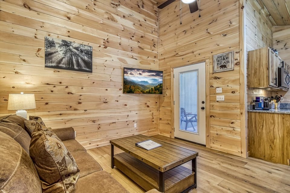 Mountain Majesty-Pickleball Court, Creek, WIFI, Mountain Views, Starting at 69 House in Jenkins Mill