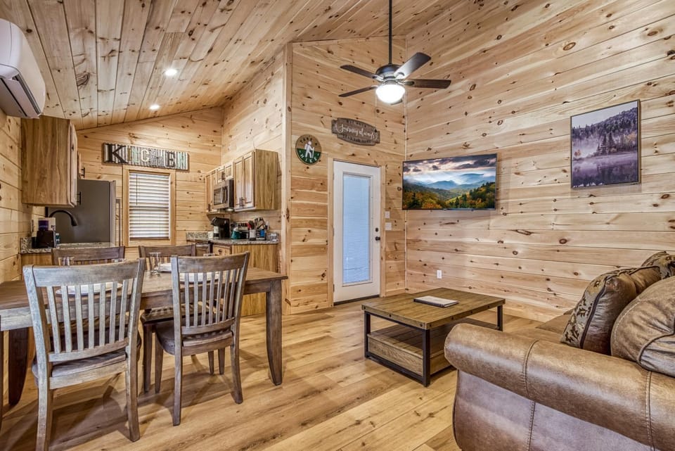 Little Gem Cabin-Pickleball Court, Creek, WIFI, Mountain Views, Starting at 79" Cabin in Jenkins Mill
