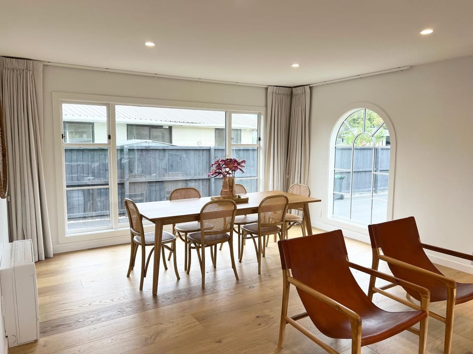 Seating area, Dining area