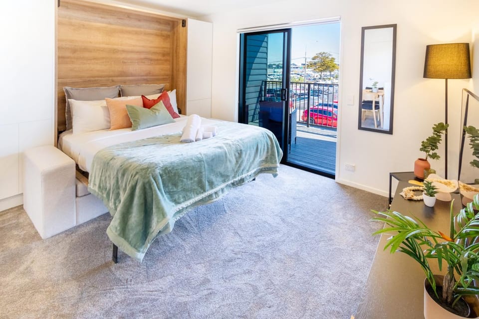 Bed, View (from property/room), Balcony/Terrace, Photo of the whole room, Decorative detail, towels