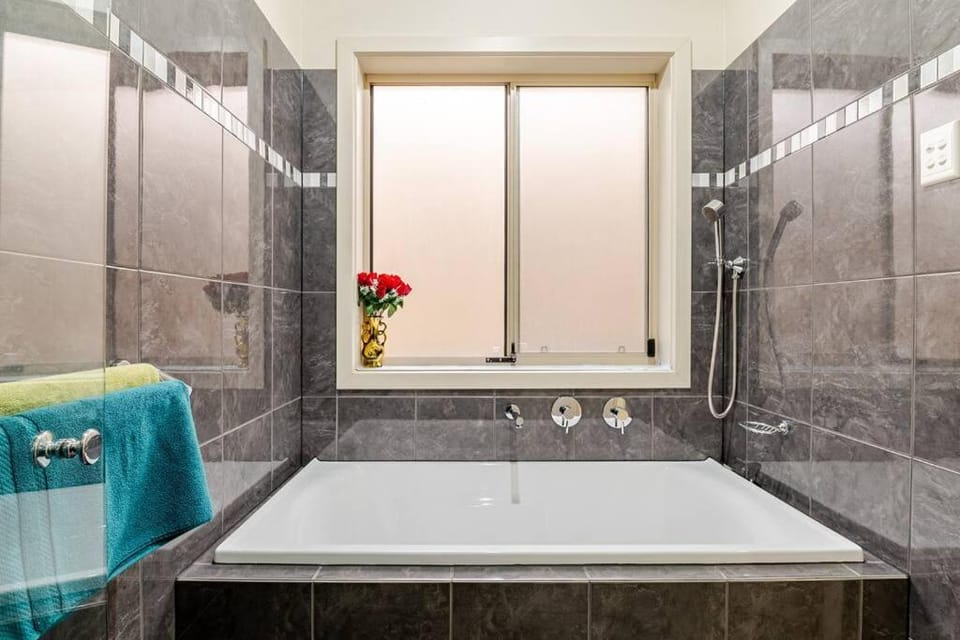 Morden Elegant 4 Bedroom House Villa in Adelaide