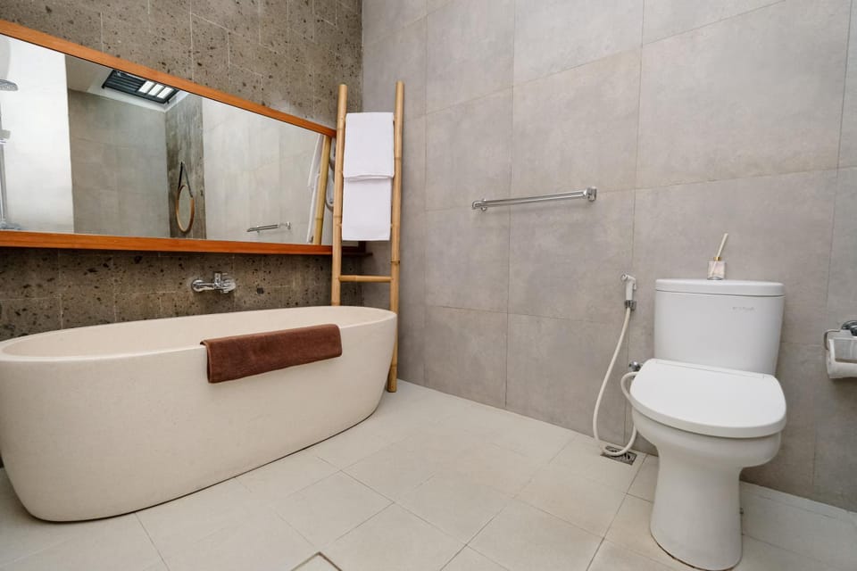 Shower, Toilet, Bathroom, Bath, bidet, towels