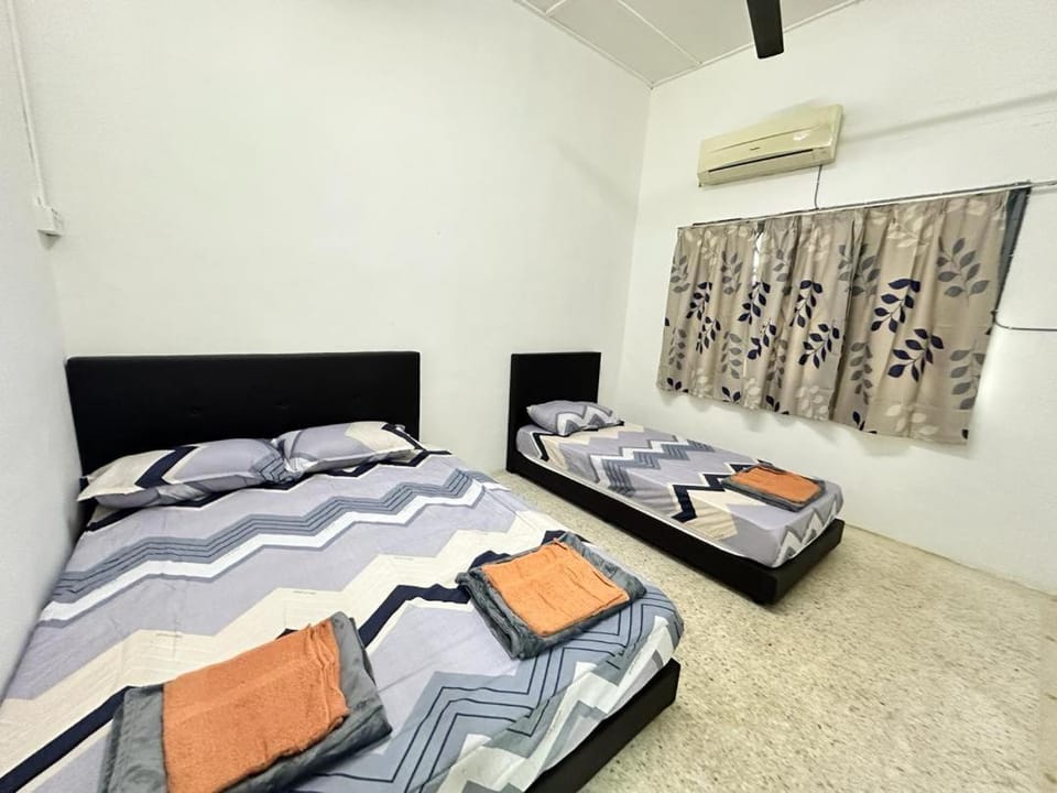 Bed, Photo of the whole room, Bedroom, air conditioner