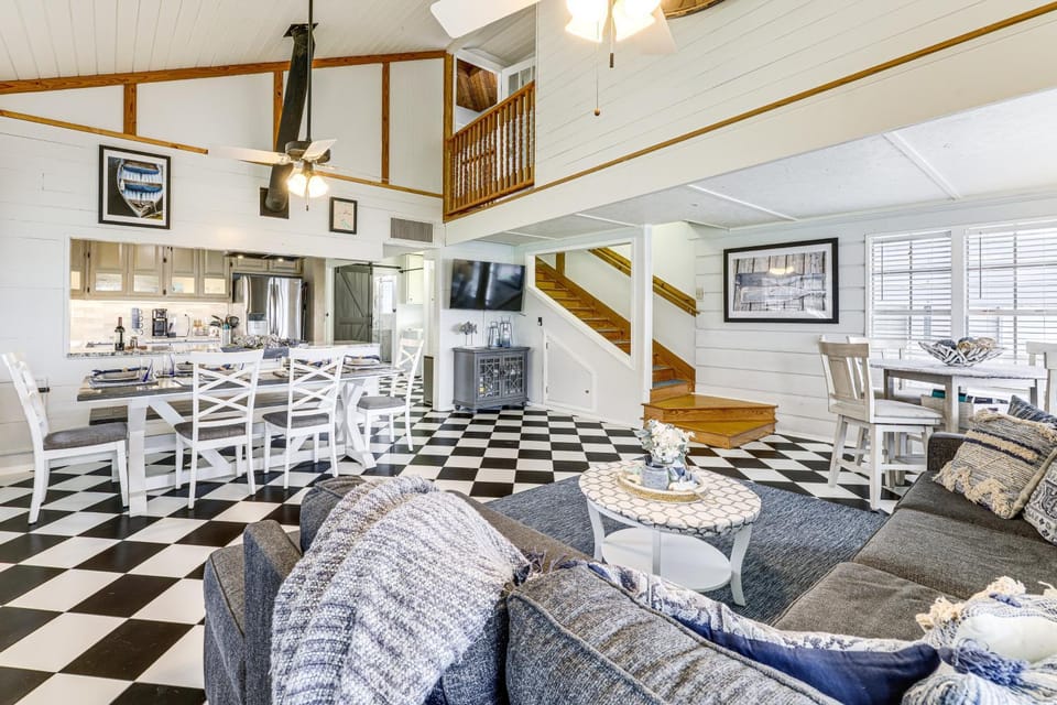 Nautical Home w/ Paddleboard, Walk to Lake House in Kingsland