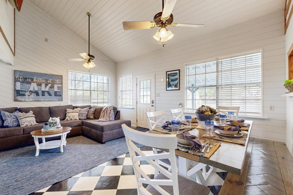 Nautical Home w/ Paddleboard, Walk to Lake House in Kingsland