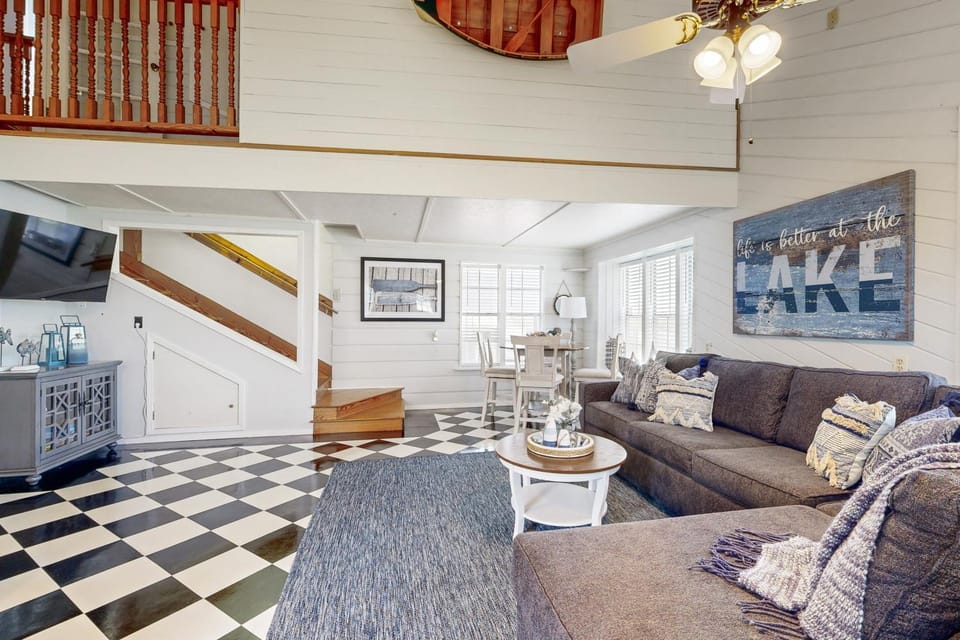 Nautical Home w/ Paddleboard, Walk to Lake House in Kingsland