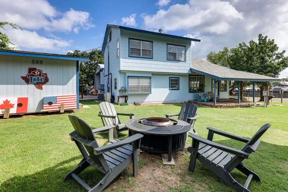 Nautical Home w/ Paddleboard, Walk to Lake House in Kingsland