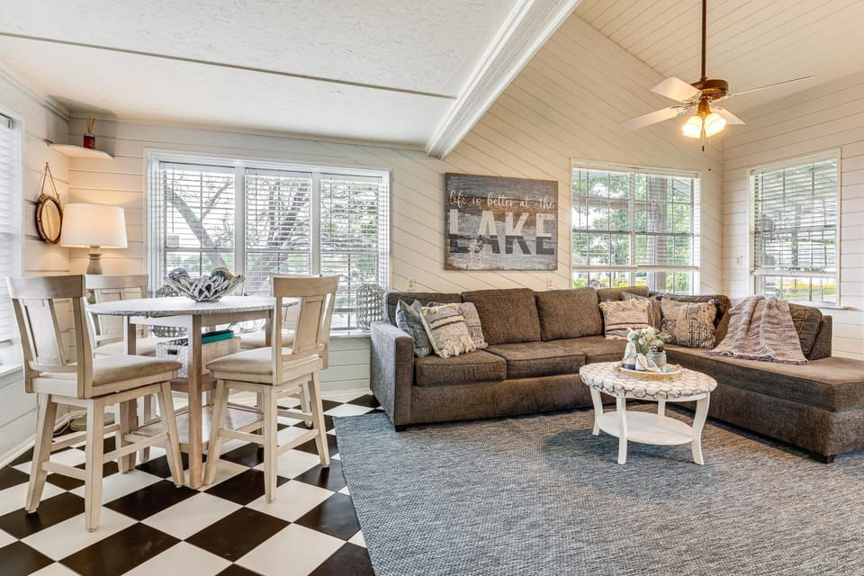 Lake LBJ Home: Putting Green, Pavilion & Fire Pit House in Kingsland