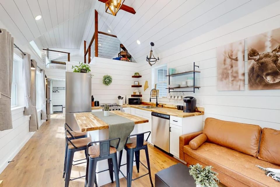 Kitchen or kitchenette, Seating area, Dining area