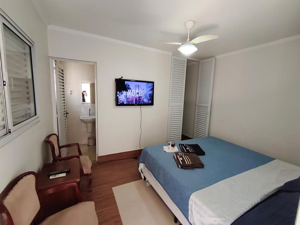 Bed, TV and multimedia, Bedroom