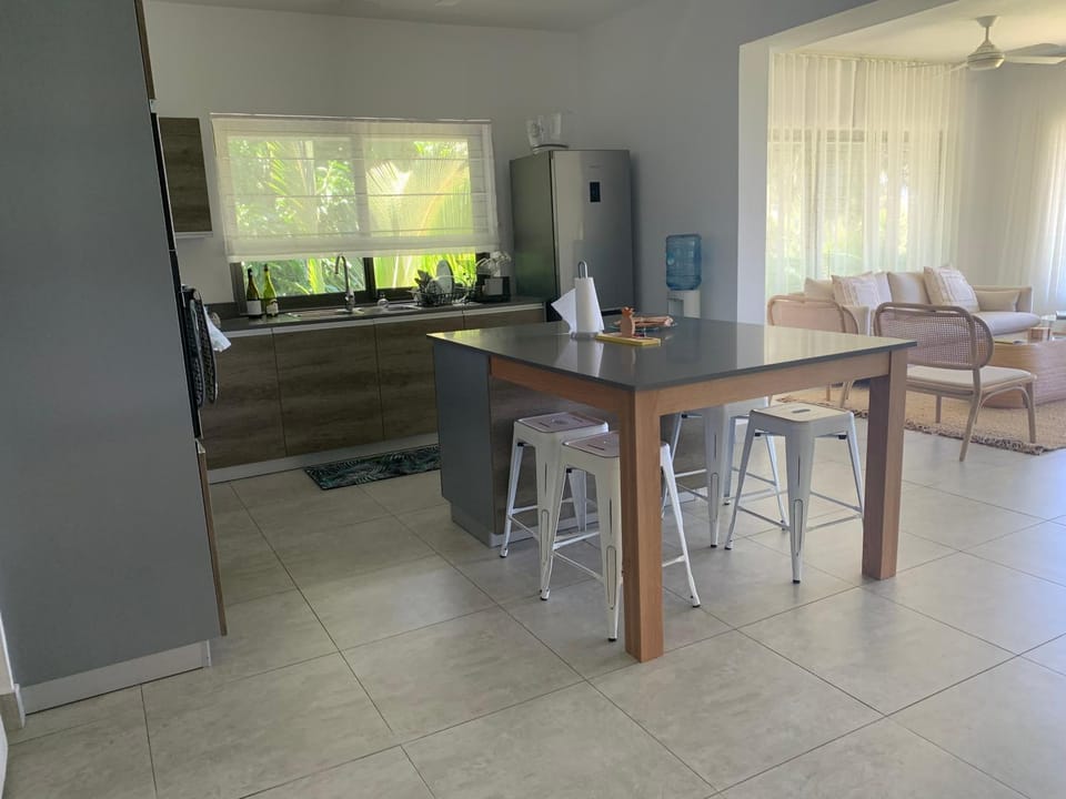 Kitchen or kitchenette, Dining area, oven