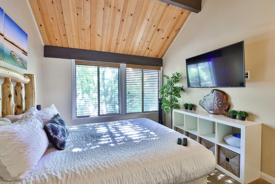 Steps to Lift Private Spa, BBQ & Massage Chair House in Big Bear