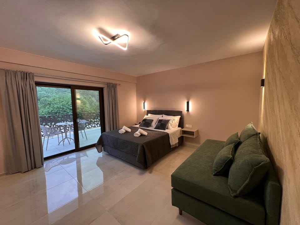 Bed, Living room, Photo of the whole room, Seating area, Bedroom, River view, River view