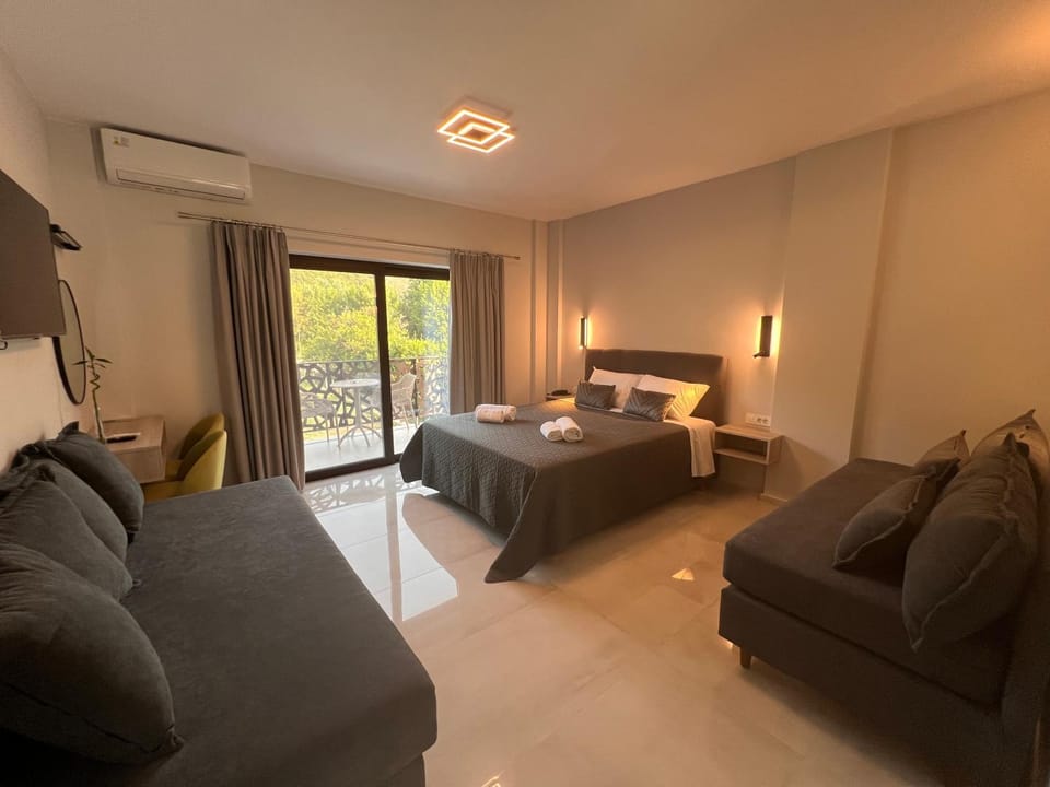Bed, TV and multimedia, Photo of the whole room, Seating area, Bedroom, towels, air conditioner