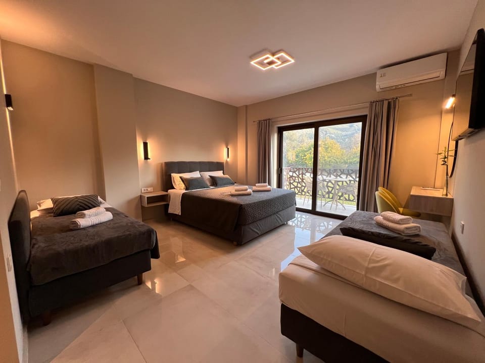 Bed, TV and multimedia, Photo of the whole room, Bedroom, towels