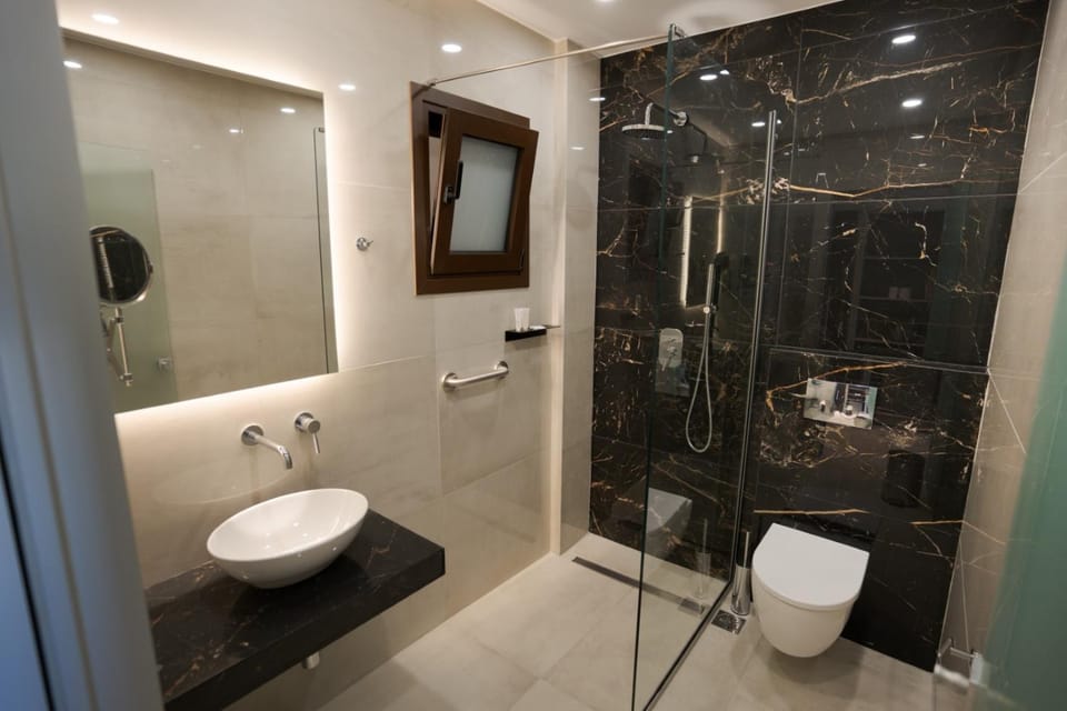 Shower, Toilet, Bathroom, towels