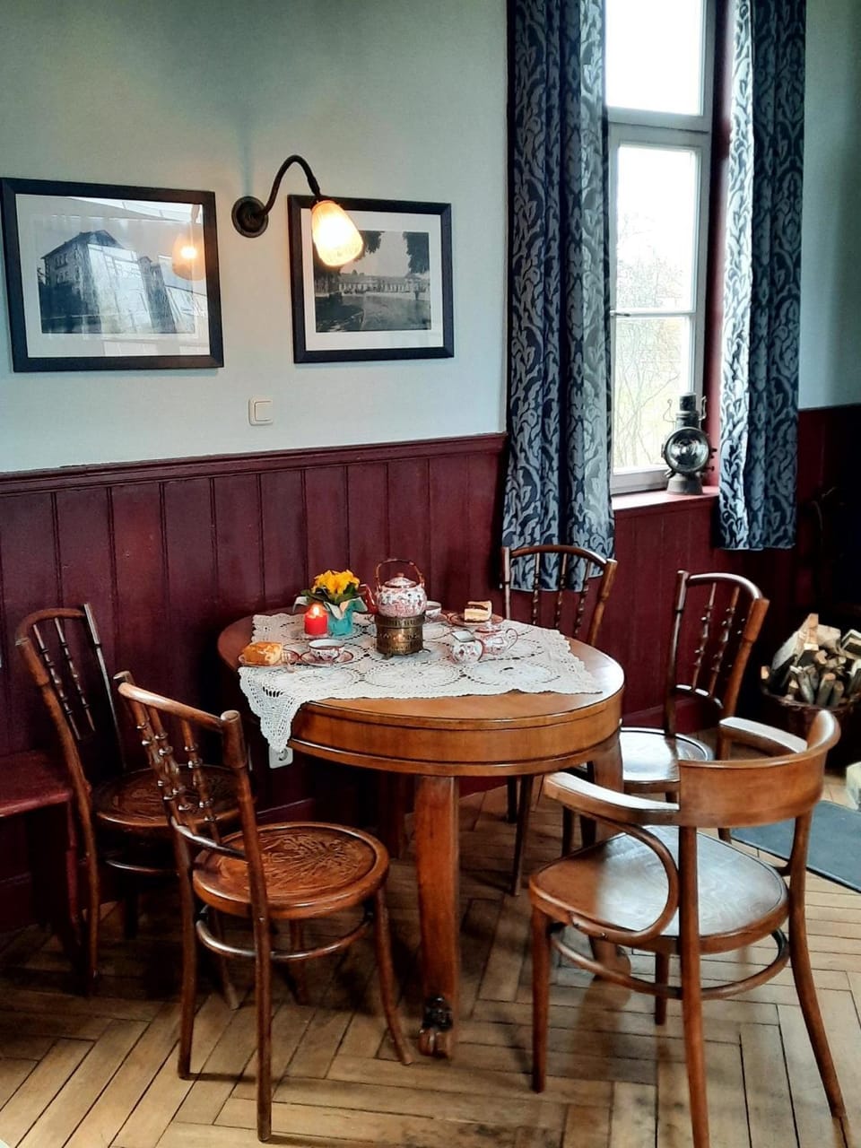 Seating area, Dining area