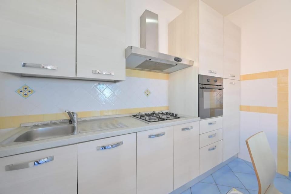 Kitchen or kitchenette, pet friendly, stove