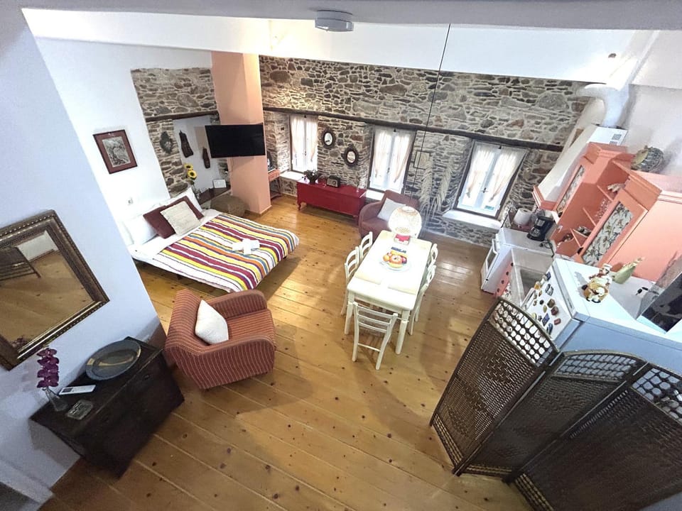 Bed, Kitchen or kitchenette, Living room, Photo of the whole room, Seating area, Dining area, Bedroom