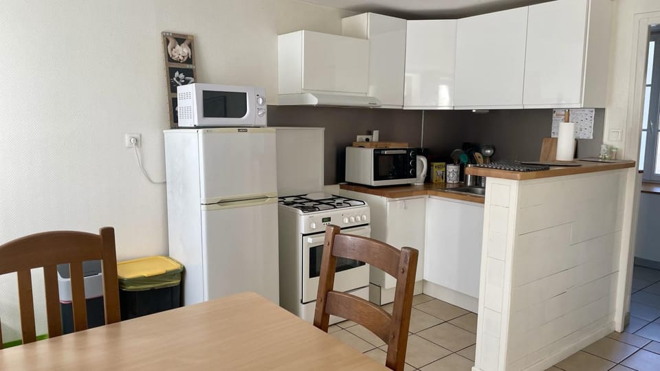 Kitchen or kitchenette, Seating area, Dining area
