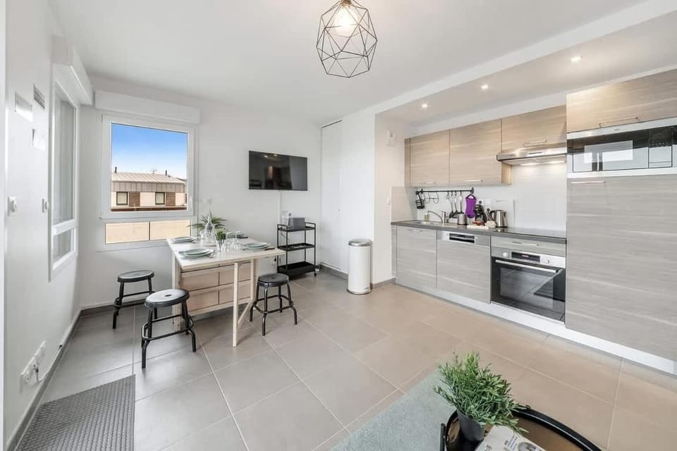 TV and multimedia, Kitchen or kitchenette, Dining area, dishwasher, oven, stove, toaster