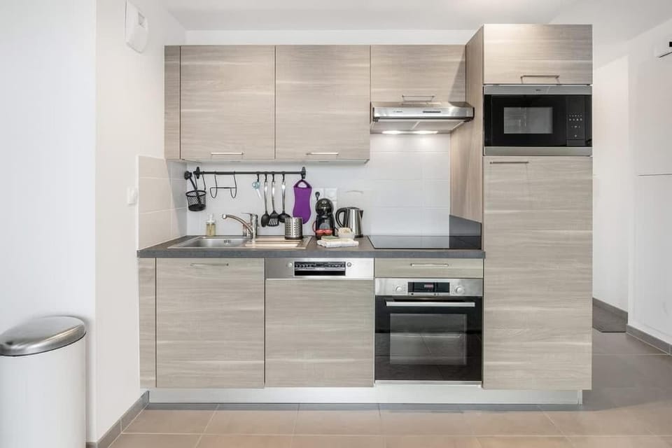 Kitchen or kitchenette, oven, stove