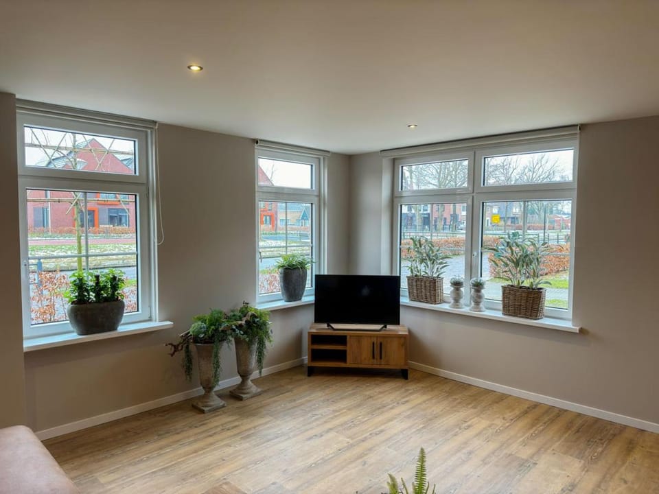 TV and multimedia, Seating area
