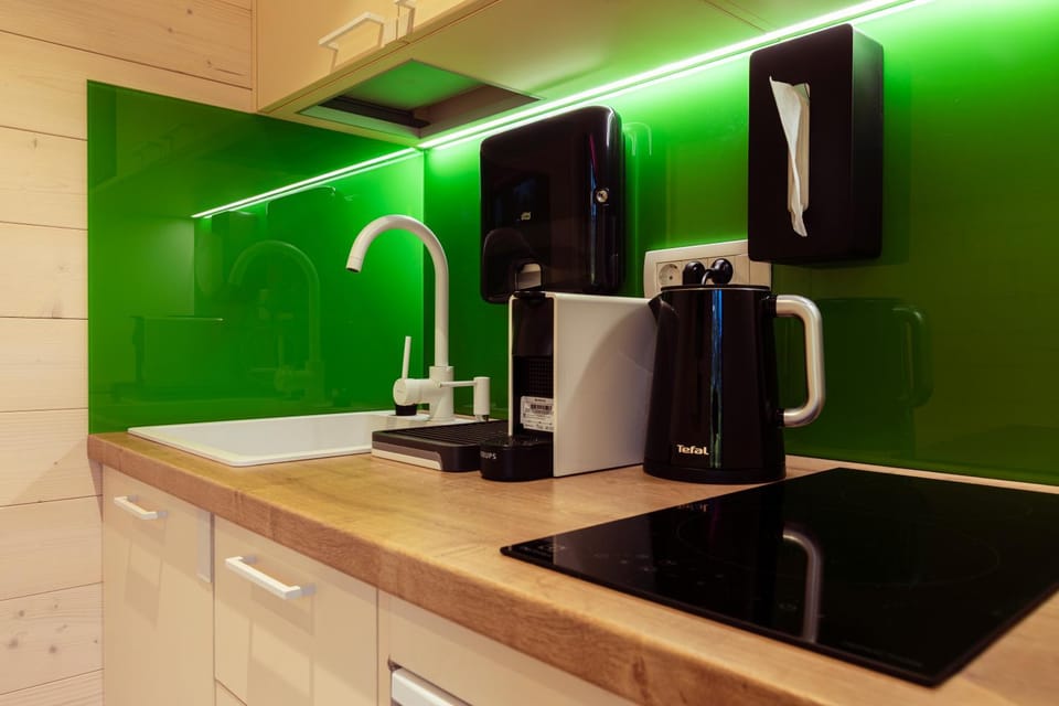 Coffee/tea facilities, Kitchen or kitchenette, stove