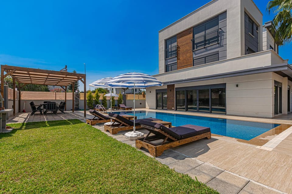 Patio, Spring, Day, Garden, Garden view, Pool view, Swimming pool, sunbed