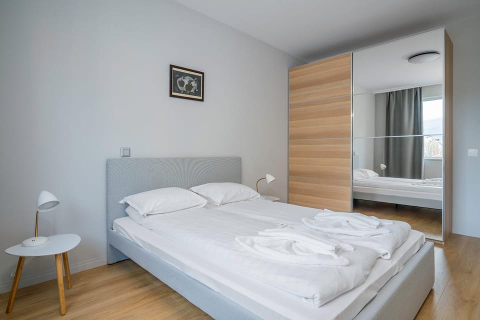 Bed, Bedroom, towels