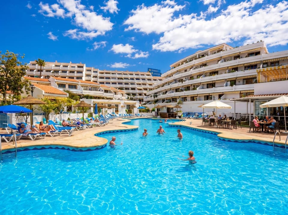 People, Pool view, Swimming pool, sunbed
