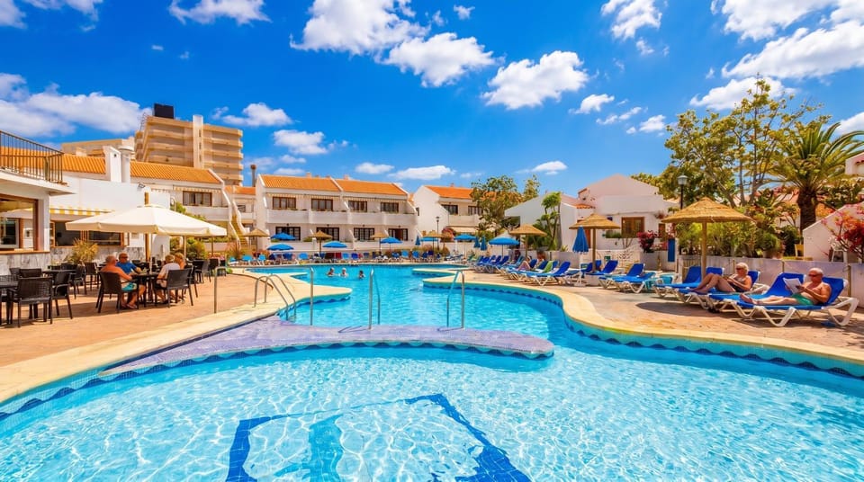 Lounge or bar, Pool view, Swimming pool, sunbed