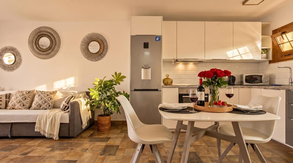 Kitchen or kitchenette, Dining area, oven, stove