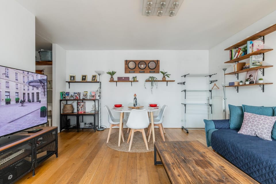 Communal lounge/ TV room, TV and multimedia, Living room, Seating area, Dining area, Evening entertainment