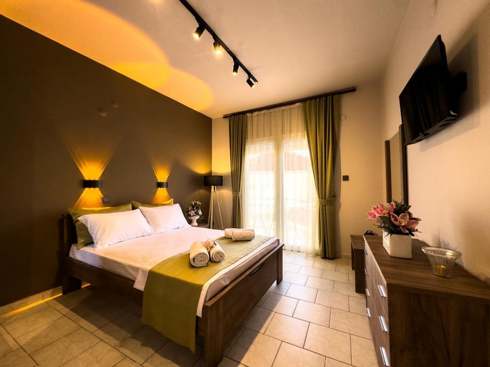 Bed, TV and multimedia, Bedroom