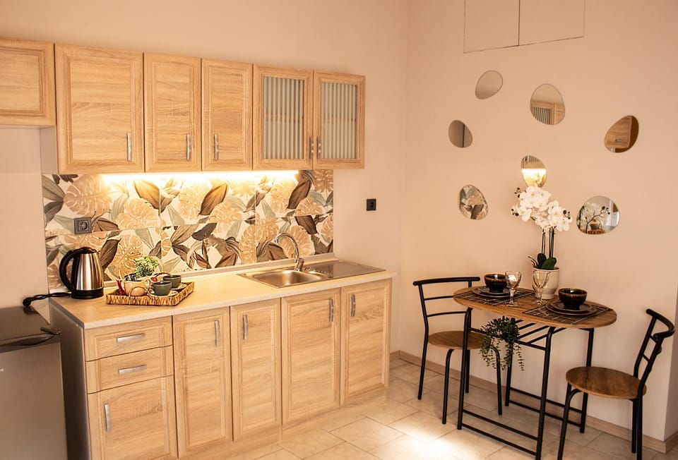 Kitchen or kitchenette, Dining area