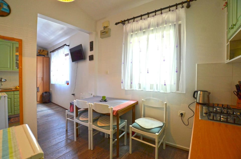 TV and multimedia, Seating area, Dining area