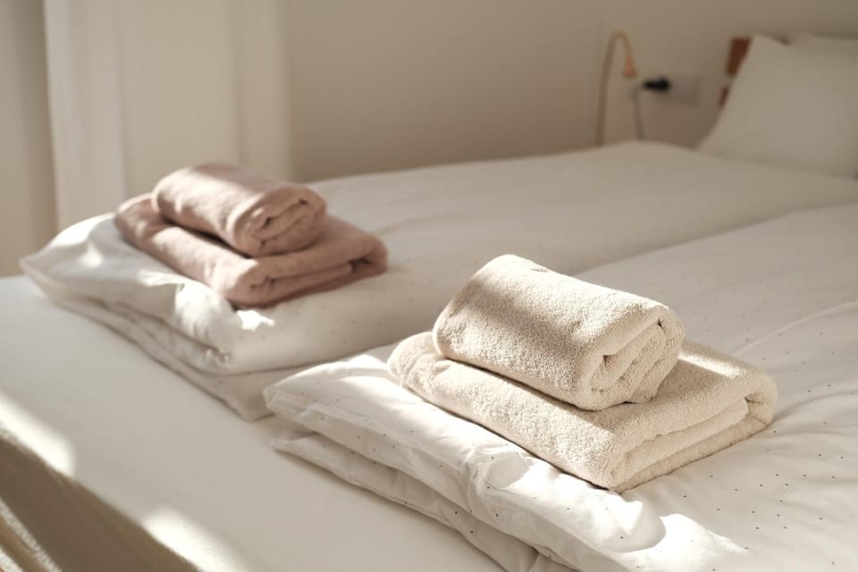Bed, Bedroom, towels