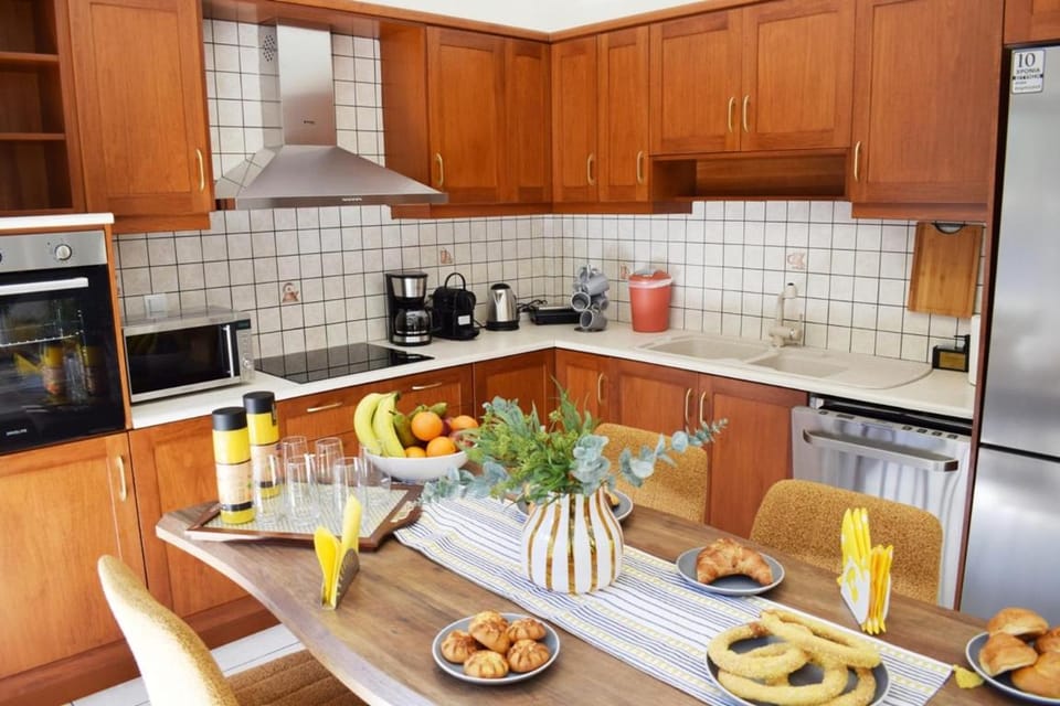 Kitchen or kitchenette, Dining area, stove