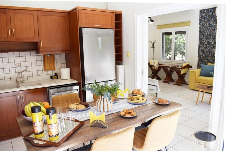 Coffee/tea facilities, Kitchen or kitchenette, Dining area, minibar