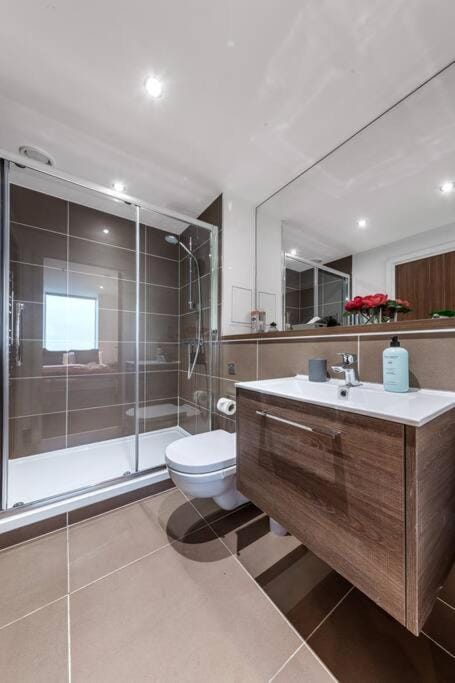 New Apartment 20 mins from Waterloo London BP36 Apartment in London