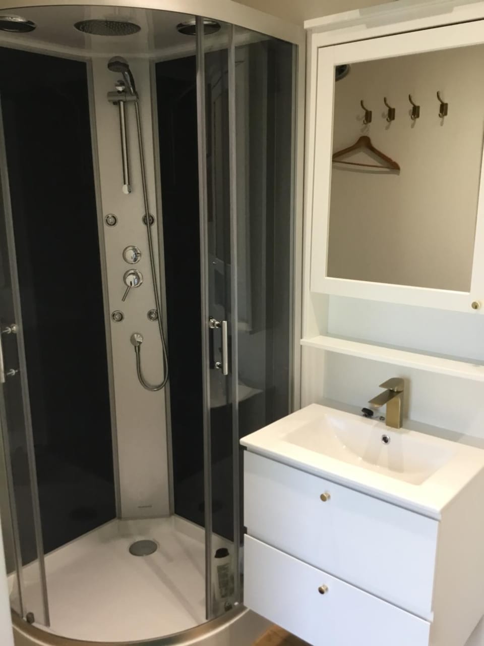 Gezellige studio met terras en gratis parking Apartment in Flanders