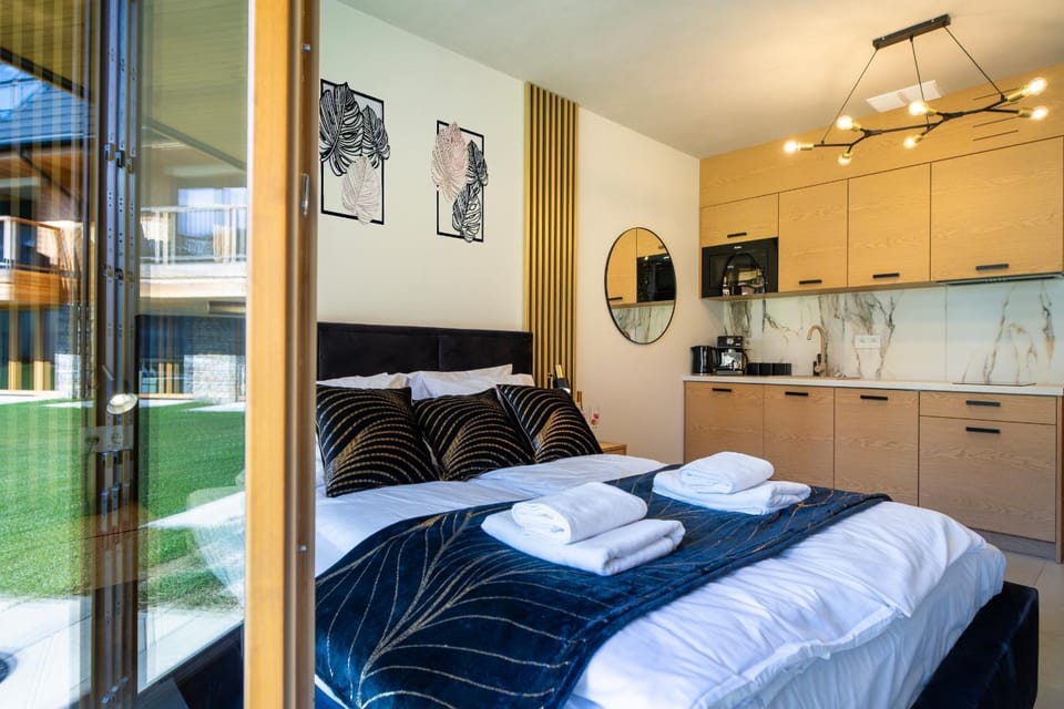 Bed, Kitchen or kitchenette, Bedroom