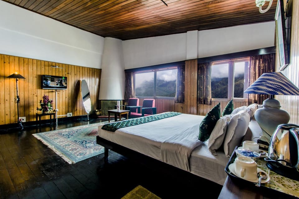 Photo of the whole room, Mountain view, Sunrise