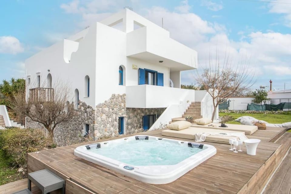 Property building, Patio, Natural landscape, Hot Tub, Balcony/Terrace, sunbed