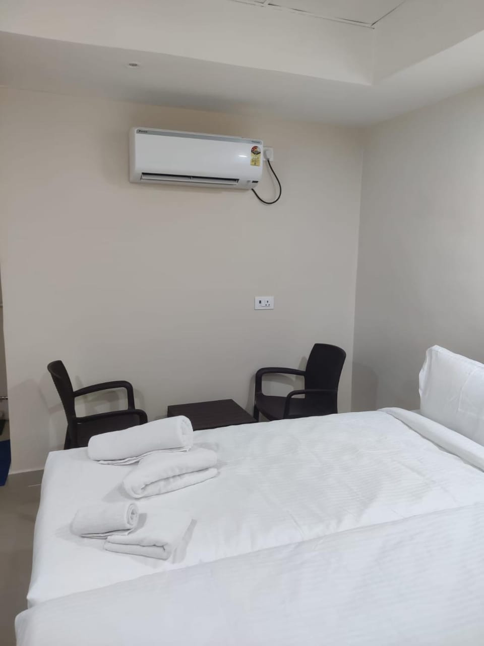 Bed, air conditioner